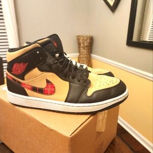 Jordan 1 Mid Tartan swoosh
